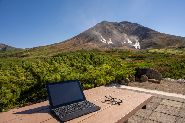 在美丽的火山上远程工作图片下载