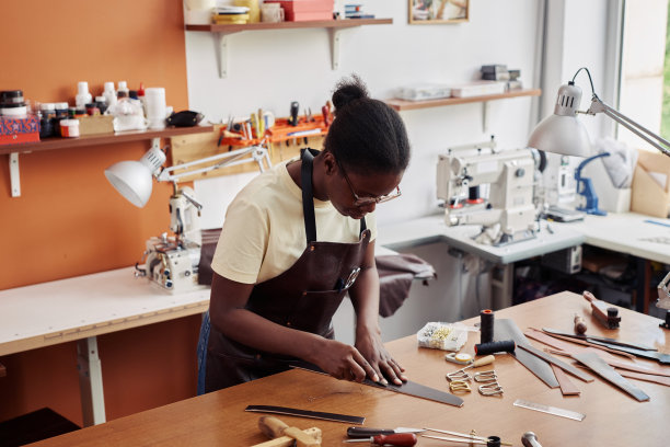 用皮革工作的女工匠图片下载