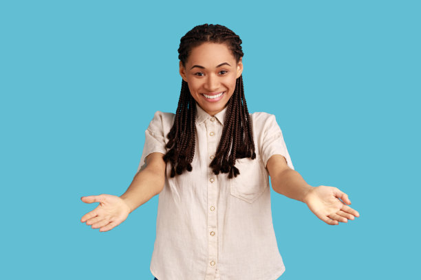 慷慨的女人站着，张开双手，好像在免费分享，施舍和微笑。图片下载