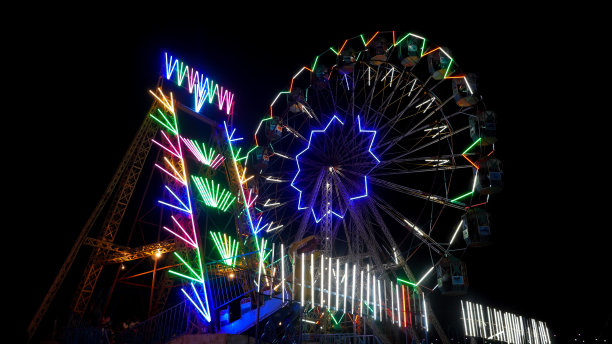 大型秋千与灯光图像图片下载