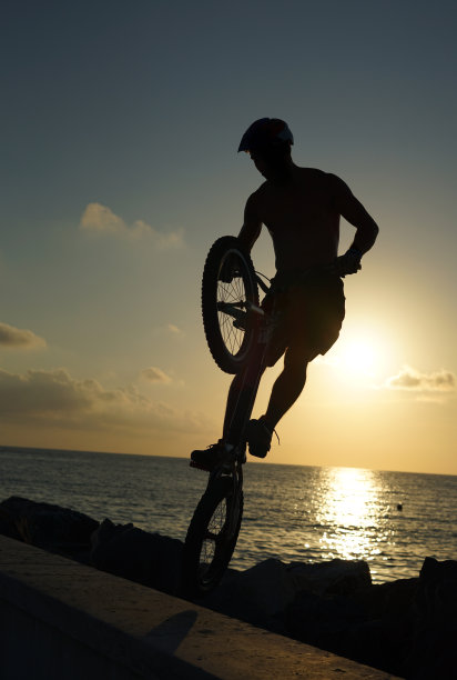 试骑车手在岩石上表演。图片下载