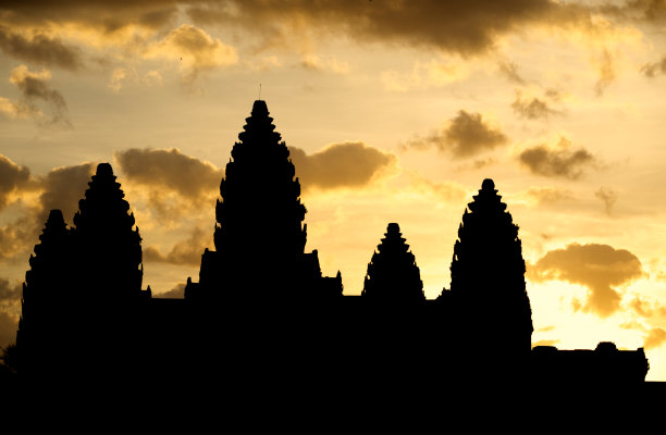 日出和云天中的吴哥窟图片下载