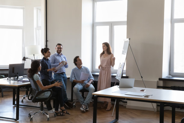 企业女导师，教多民族学生、实习生图片下载