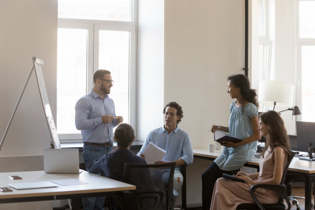 快乐自信的商业项目负责人展示市场销售报告图片下载