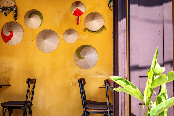墙上挂着越南帽子。图片下载