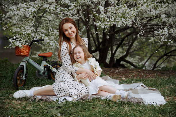 妈妈和女儿骑自行车图片下载