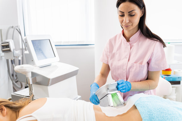 美容师在美容院应用低温溶脂治疗。图片下载