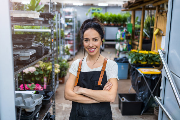 在园艺店工作的年轻女子图片下载