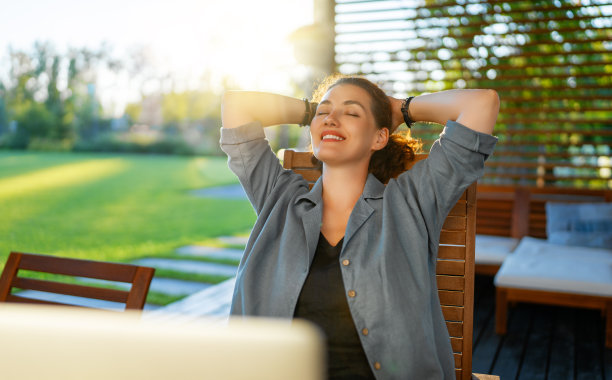 女人坐在露台上工作图片下载