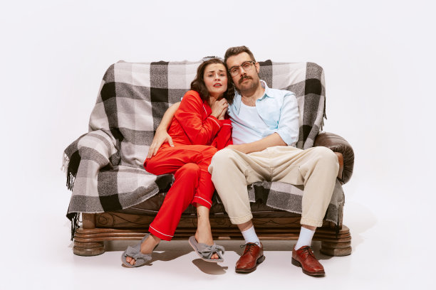 一对夫妇的肖像，男人和女人一起看电视，电影与兴趣隔离在白色背景。浪漫的电影图片下载