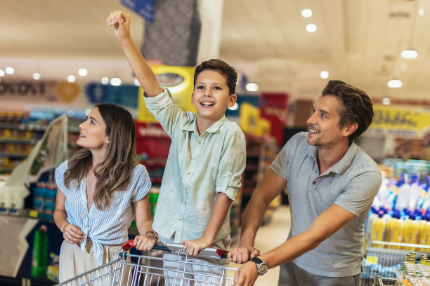 一家人带着一个孩子一起在超市购物。图片下载