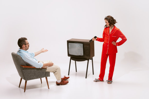 夫妻在一起的画像，男人看电视，女人关掉电视。没有电视图片下载