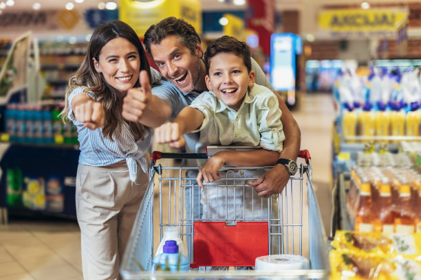 一家人带着一个孩子一起在超市购物。图片下载