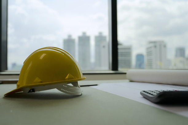 蓝领工人正在建筑工地工作。图片下载