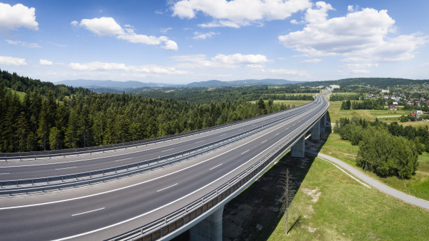 新的S7高速公路连接克拉科夫和扎科帕内，波兰图片下载