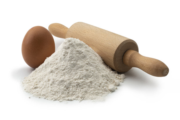 鸡蛋，面粉和擀面杖孤立在白色背景上。图片下载