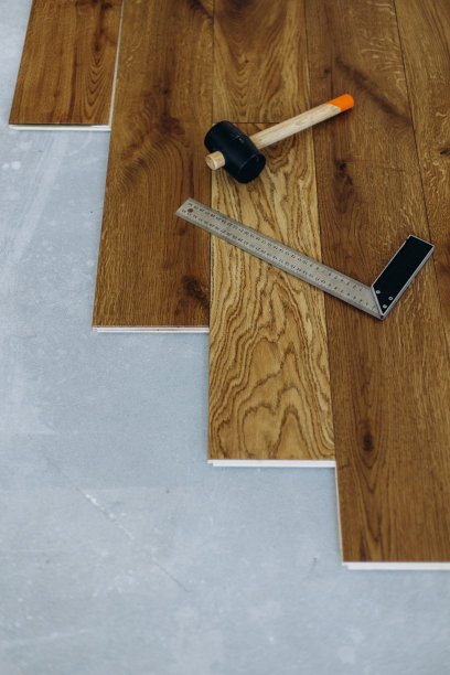 在新家铺木地板图片下载