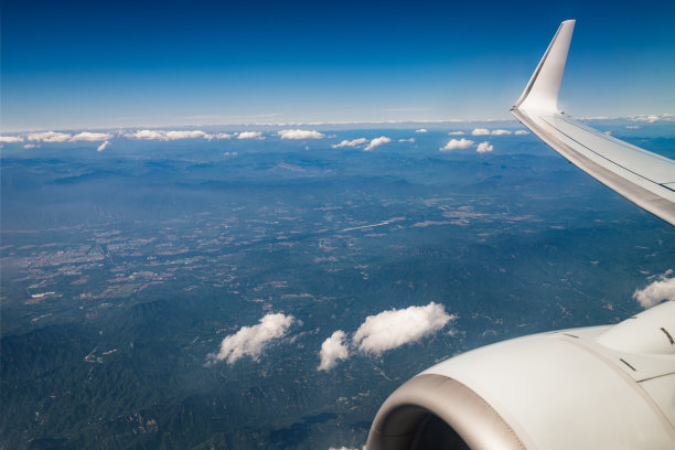 从飞机窗外看天空和美丽的云。图片下载