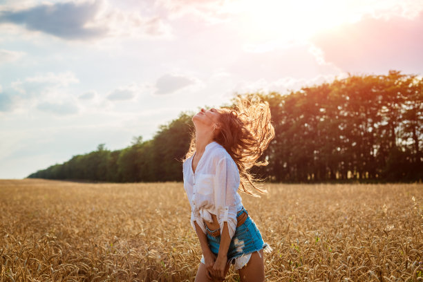 麦田里美丽的年轻女子。可爱的黑发女孩图片下载