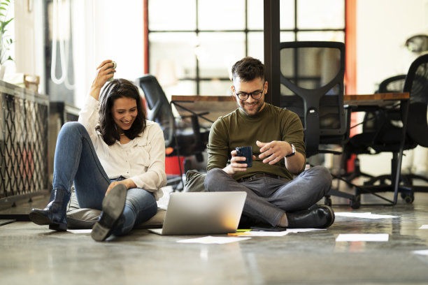 同事们坐在办公室的地板上图片下载