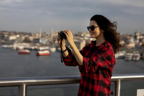 美丽的女人在城市里旅行图片下载