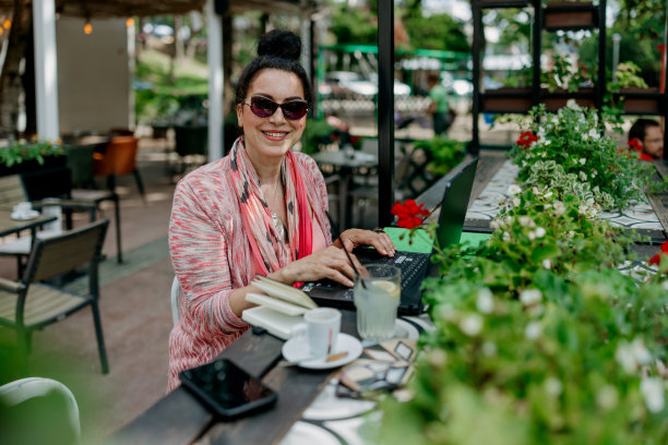 我喜欢在我最喜欢的咖啡馆工作图片下载