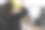 一名妇女担心她厨房里的混乱。关闭字幕图片下载