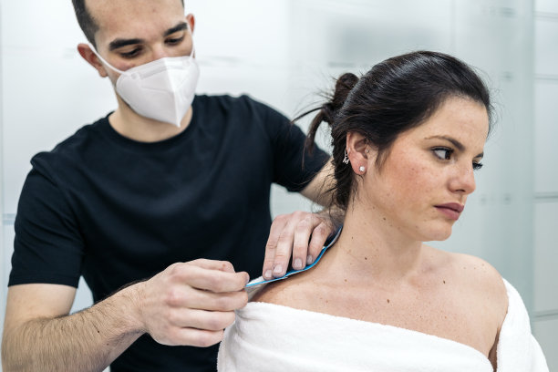 理疗师按摩女性颈部图片下载