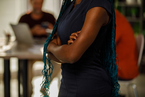 一个面目全非的女商人双臂交叉站在中间图片下载