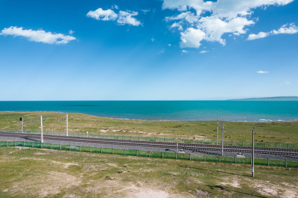 青海湖边的青藏铁路鸟瞰图图片下载