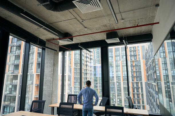 当代男性办公人员在家具齐全的工作场所图片下载