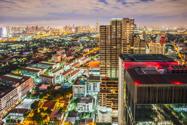 曼谷城市天际线的Phahonyothin路商业区的城市夜景，高角度视图，泰国图片下载