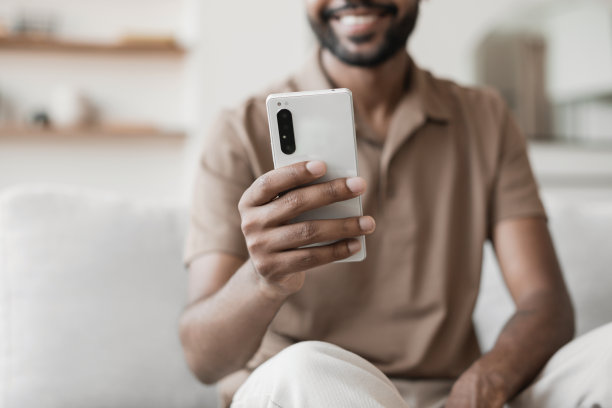 帅哥在家用智能手机图片下载