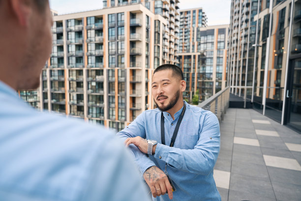 公司员工在外面与同事交流图片下载