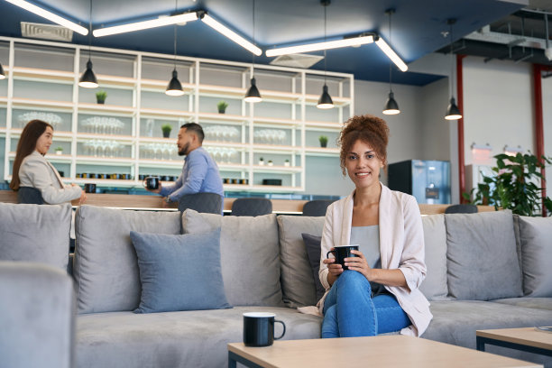 快乐的年轻女子享受她的工作休息在联合办公空间图片下载
