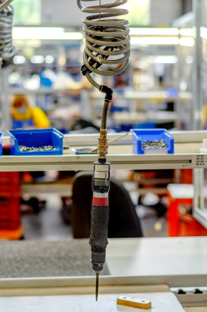 生产车间风动工具丢失。制造照明设备的工厂。图片下载