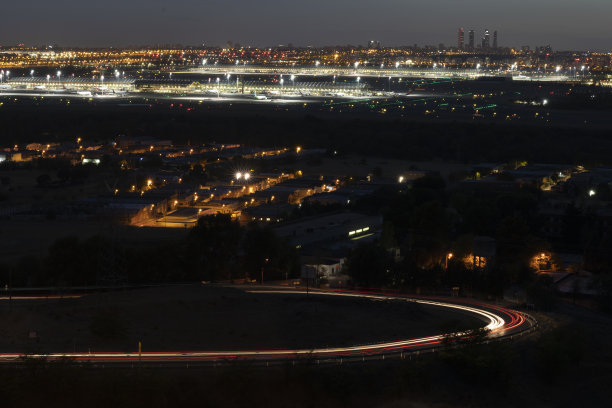 马德里的天际线接近巴拉哈斯机场和背景中的4座塔。慢快门流量。Paracuellos de Jarama的短篇，2022年图片下载