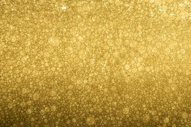 黄色灯光下的小肥皂泡特写图片下载