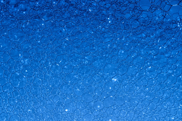 蓝光下的肥皂泡特写图片下载