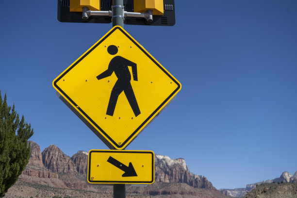 山上的黄色行人过路标志图片下载