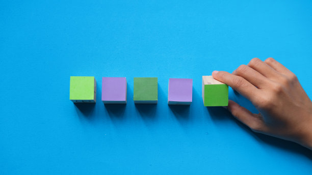 手选择五颜六色的木块图片下载