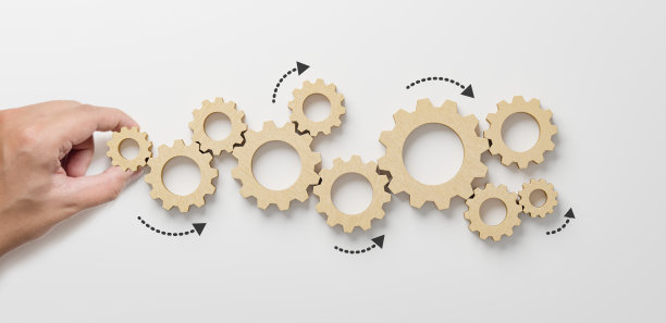 业务流程和工作流自动化与流程图。白色背景手持木齿轮流动过程管理图片下载