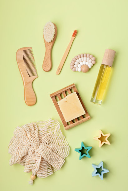 一套婴儿洗漱用品，儿童有机卫生和沐浴配件，沐浴露，洗发水，精油，毛巾在绿色柔和的背景。顶视图,flatlay图片下载