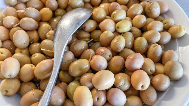 准备把橄榄放在碗里当早餐吃图片下载