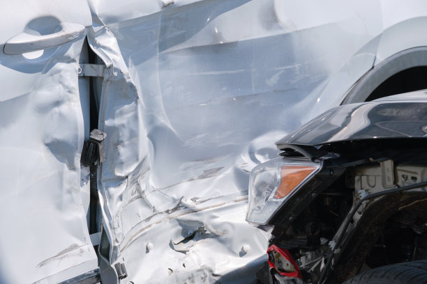 重型汽车事故中损坏的车辆碰撞后，在城市街道碰撞现场。道路安全和保险理念图片下载