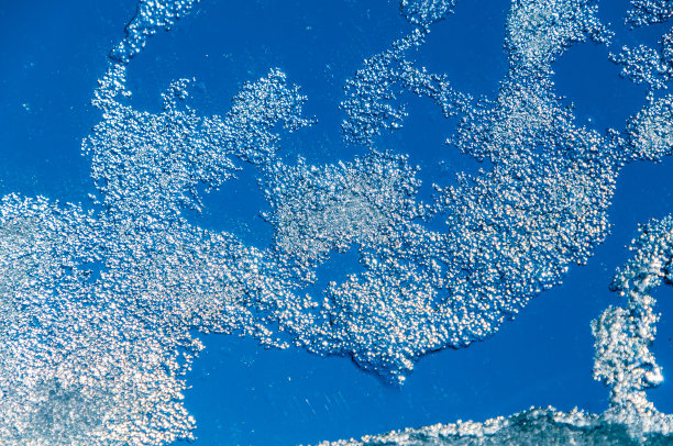 汽车挡风玻璃上的冰冻冰图片下载