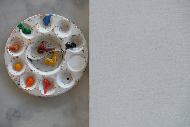 白色帆布和彩色油画图片下载