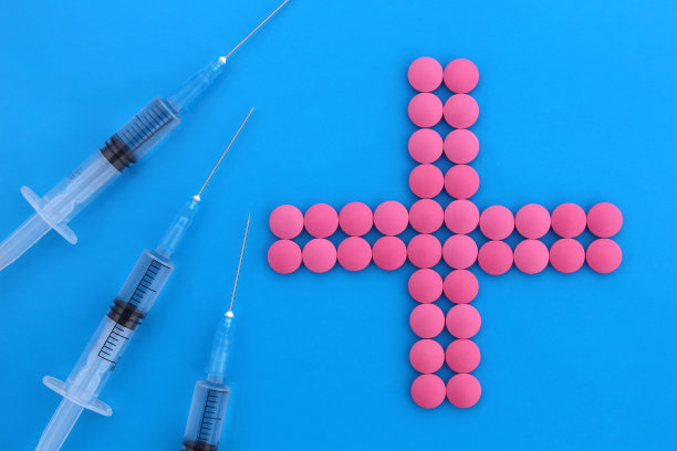 药片旁边放着一个加号，旁边放着三支注射器。图片下载