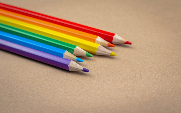 彩色铅笔在棕色的纸纹理背景。本空间图片下载