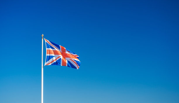 在蔚蓝天空飘扬的英国国旗图片下载